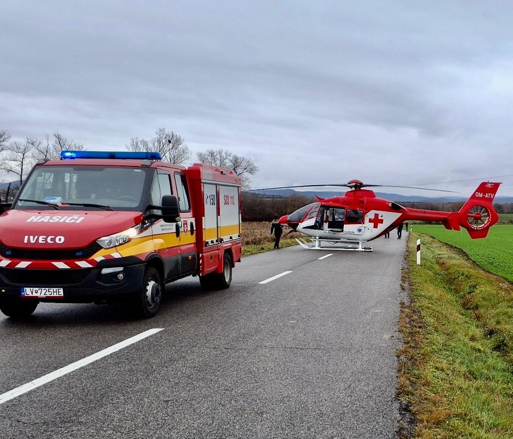 Nehoda dvoch áut pri Devičanoch si vyžiadala jednu obeť. 