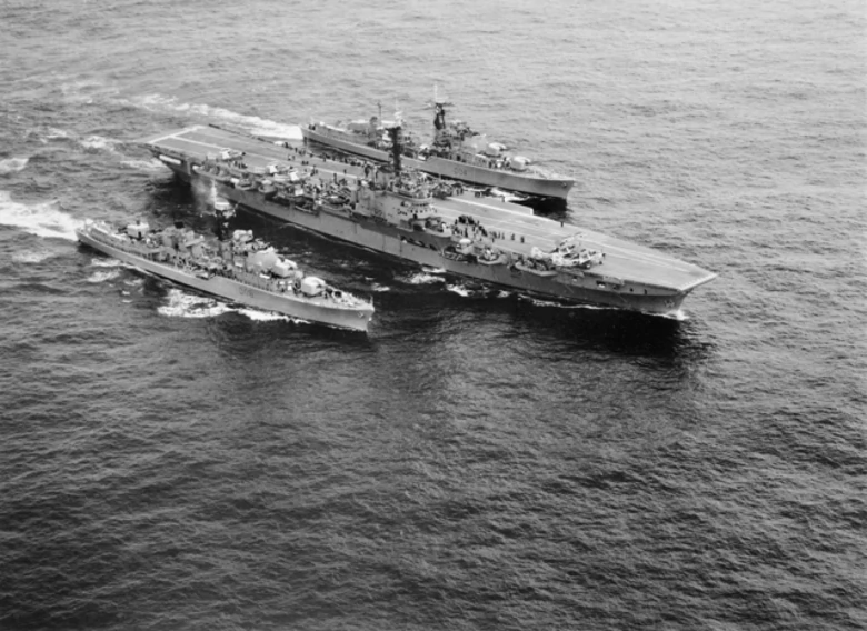 HMAS Melbourne (na środku) w eskorcie HMAS Voyager i HMAS Vendetta. Zdjęcie z 1957 r.