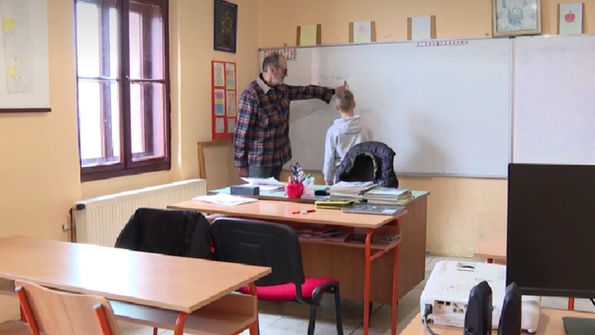 Nikola je jedini učenik u školi kod Požege 