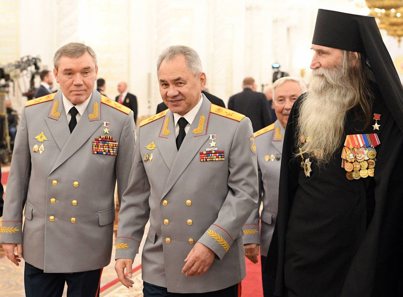 Szef Sztabu Generalnego Rosji Walerij Gierasimow, rosyjski minister obrony Siergiej Szojgu i mnich Cyprian biorą udział w ceremonii wręczenia medali Złotej Gwiazdy Bohaterom Rosji na Kremlu w Moskwie, Rosja, 8 grudnia 2022 r