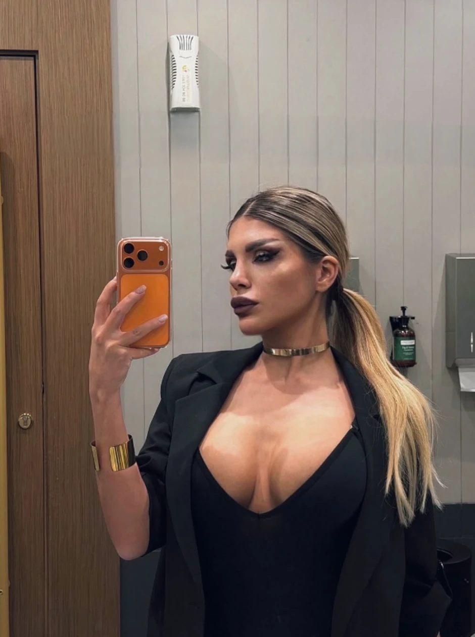 Voditeljki "Pinka" silikonske grudi samo što ne puknu: Opalila selfi u bluzi sa ogromnim izrezom