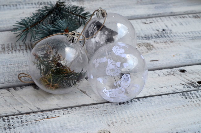 Z plastikowych lub szklanych kul można wyczarować przepiękne ręcznie robione ozdoby świąteczne