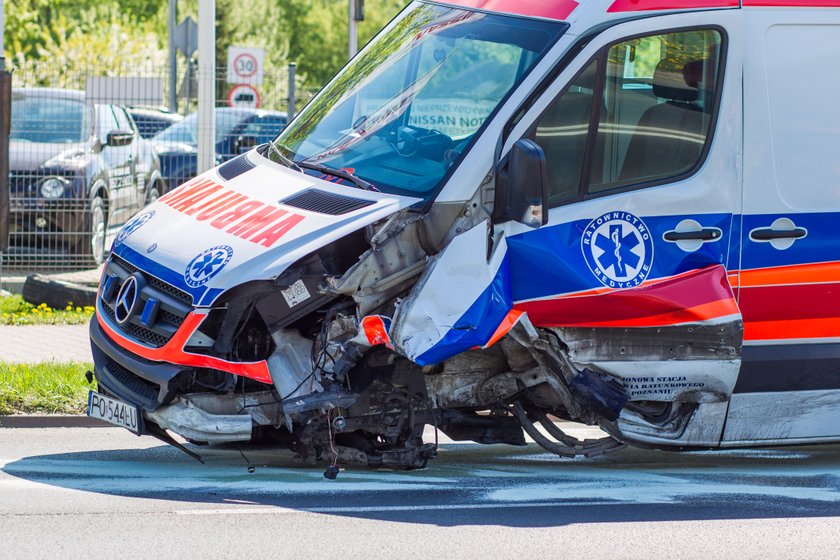 4 osoby ranne po zderzeniu karetki z osobówką