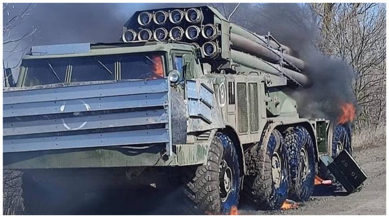 Zniszczona rosyjska wyrzutnia rakiet "Huragan" w Ukrainie z prowizoryczną ochroną. Marzec 2022 r.