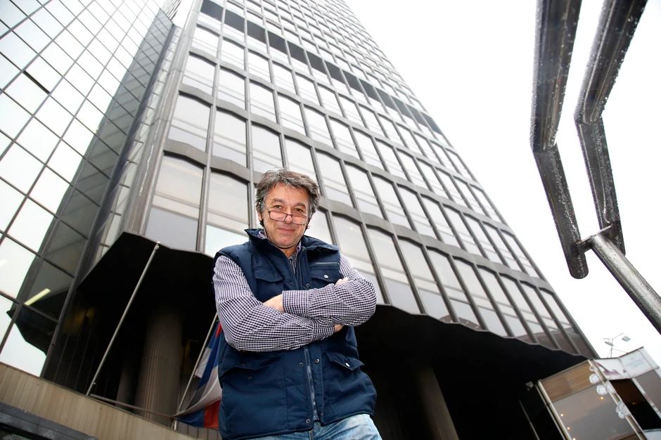 Upravnik Bojan Grbović ispred svoje druge kuće