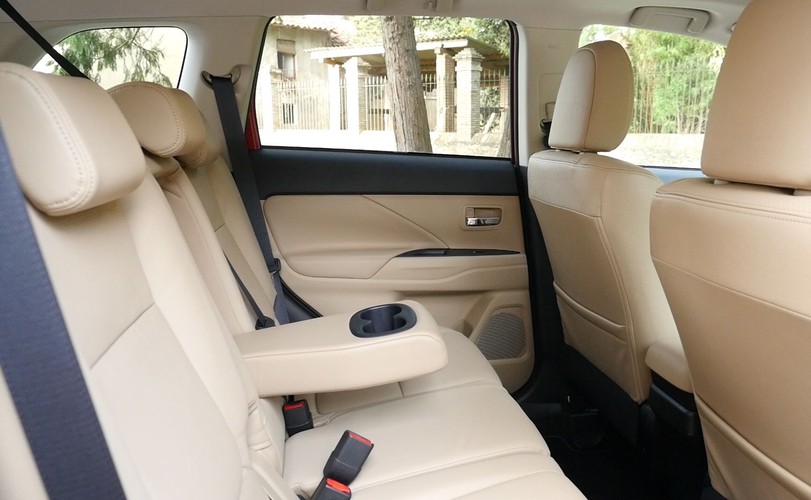 Mitsubishi Outlander PHEV 2016