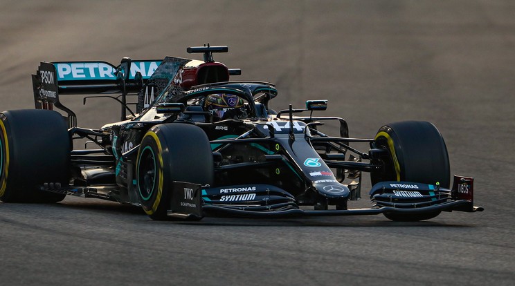 Lewis Hamilton a Mercedes-AMG Petronasban az Abud Dzabiban rendezett versenyen. / Fotó: EPA