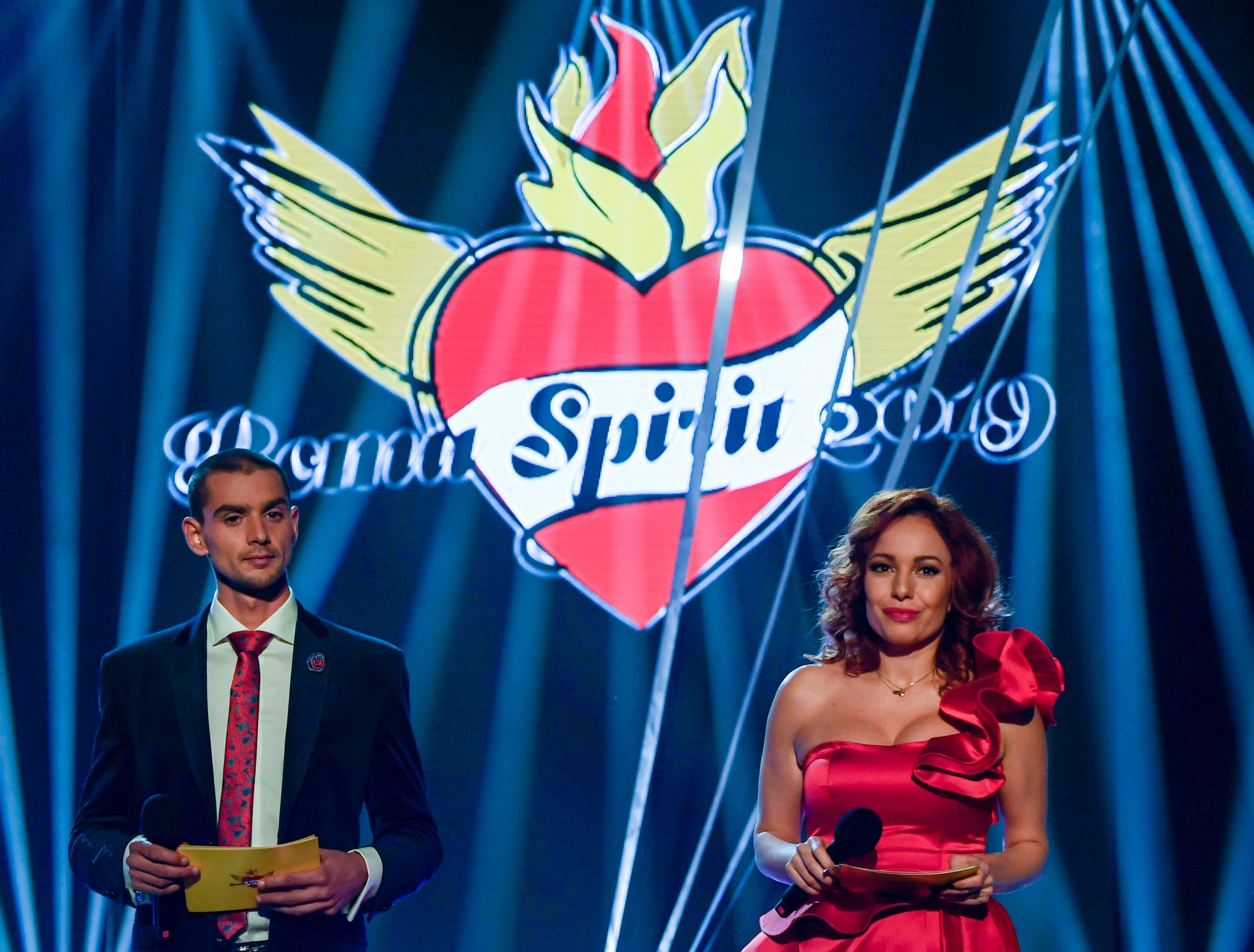 Moderátori 11. slávnostného udeľovania cien Roma Spirit 2019 vpravo Vera Wisterová a vľavo raper Rudo Danihel alias Čavalenky.