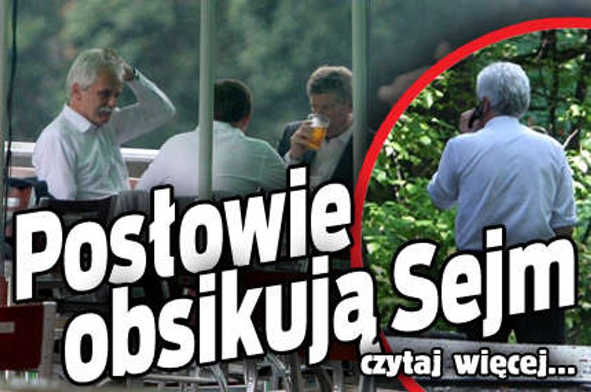 Posłowie obsikują Sejm