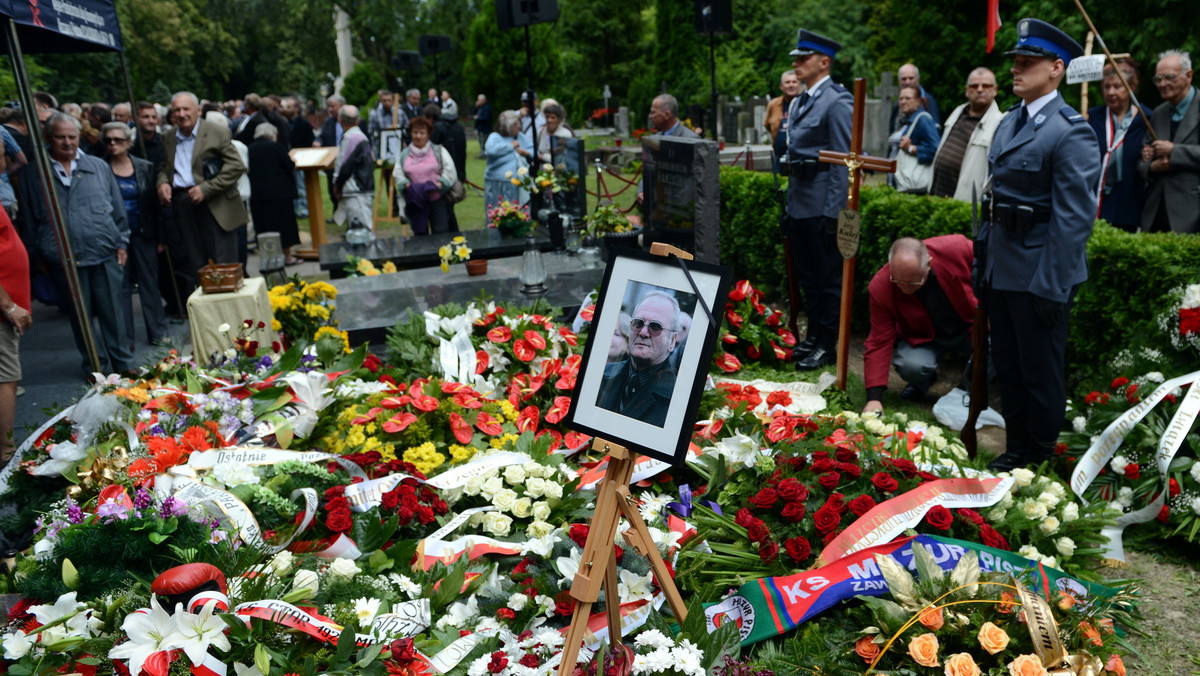 Najbliższa rodzina, premier Donald Tusk, przyjaciele i kibice uczestniczyli w piątkowym pogrzebie Jerzego Kuleja. Dwukrotny mistrz olimpijski został pochowany na Cmentarzu Wojskowym na warszawskich Powązkach. Słynny bokser zmarł 13 lipca, miał 71 lat.