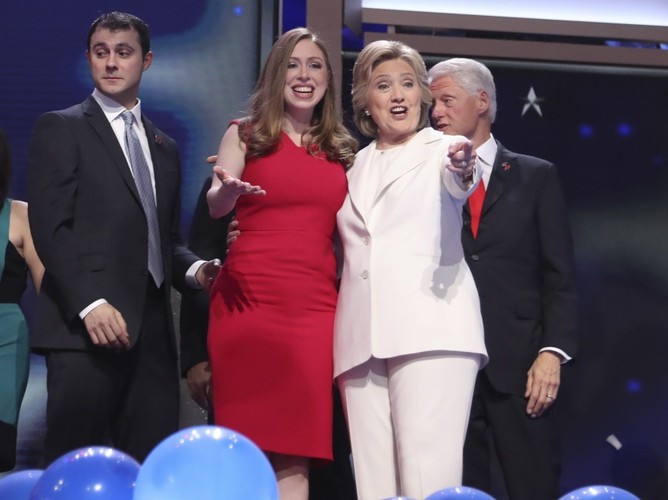 Marc Mezvinsky oraz Chelsea, Hilary i Bill Clintonowie