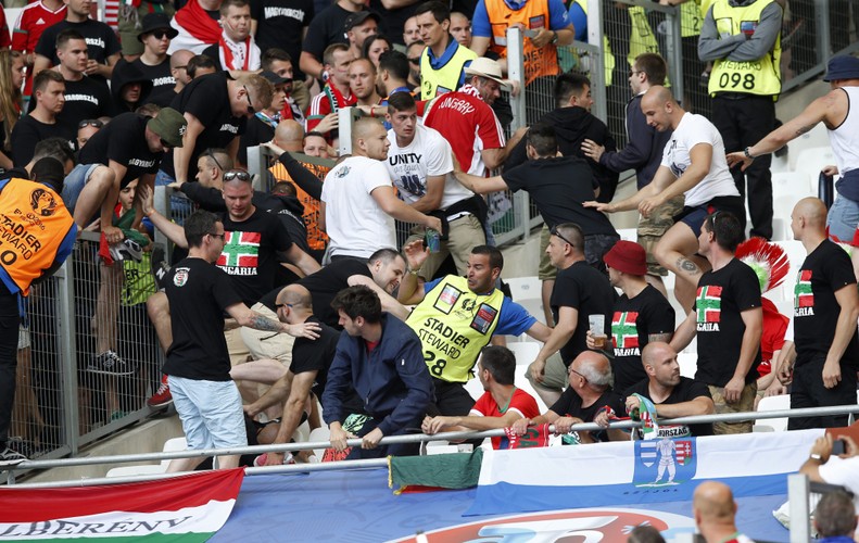 To nie są grzeczni chłopcy. Węgrzy bili się z Policją w trakcie meczu z Islandią