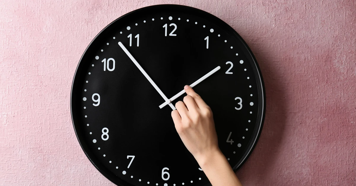 Zmiana czasu z letniego na zimowy w 2025 roku. To już w ten weekend! Kiedy dokładnie pośpimy godzinę dłużej i przestawimy zegarki z 03:00 na 02:00? Oto data!