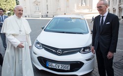 Papież Franciszek dostał nowy samochód z rekordowym zasięgiem. Opel ampera-e lepszy niż maybach?
