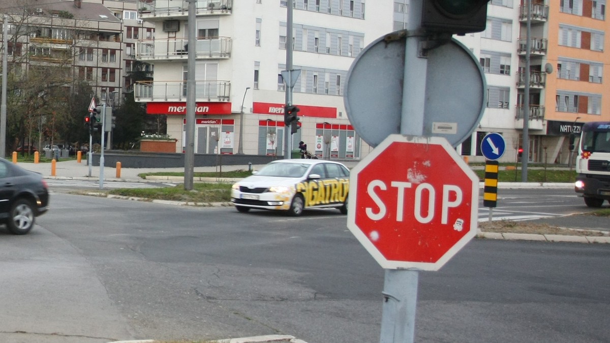 Zašto znak "stop" ima drugačiji oblik od ostalih saobraćajnih znakova