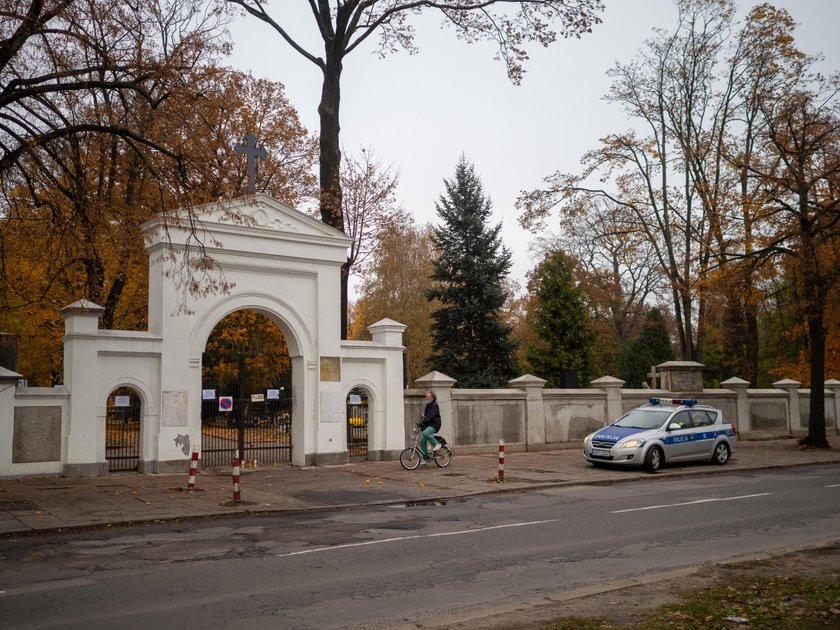 Płacz i rozczarowanie przed cmentarzami