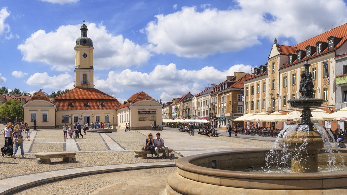 Podlaskie instytucje czekają głębokie zmiany kadrowe. W piątek ze stanowiska dyrektora białostockiej Izby Skarbowej została odwołana Maria Suszczyńska, wcześniej dyrektorem Izby Celnej przestał być Mirosław Sienkiewicz. O sprawie pisze "Gazeta Współczesna". PiS nie poprzestaje na zmianie wojewody. Szykowane są kolejne przetasowania.