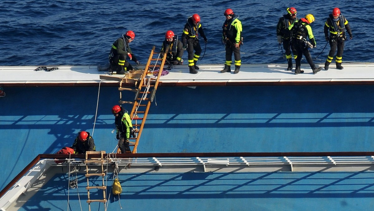 Ekipy ratunkowe pracujące we wraku statku Costa Concordia postanowiły dzisiaj definitywnie przerwać poszukiwania zaginionych w jego części, która znajduje się pod wodą. Operacja będzie kontynuowana na pokładach ponad powierzchnią wody.