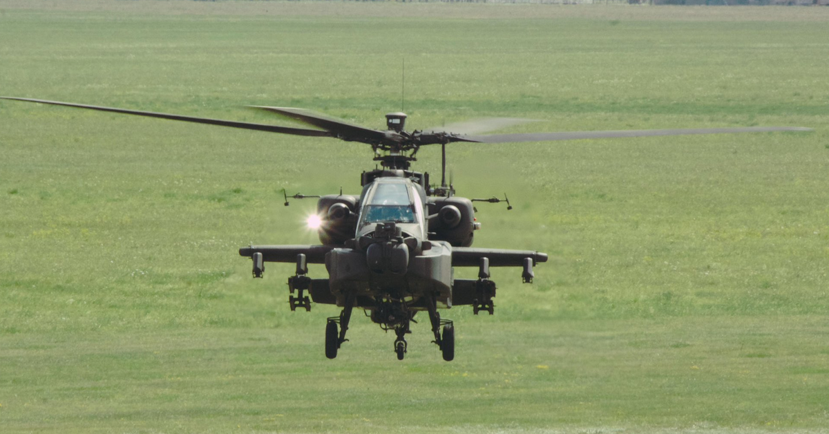 Polski pilot latał wczoraj pierwszy raz naszym "Apaczem". Tymczasem eksperci zastanawiają się nad sensem jego zakupu.