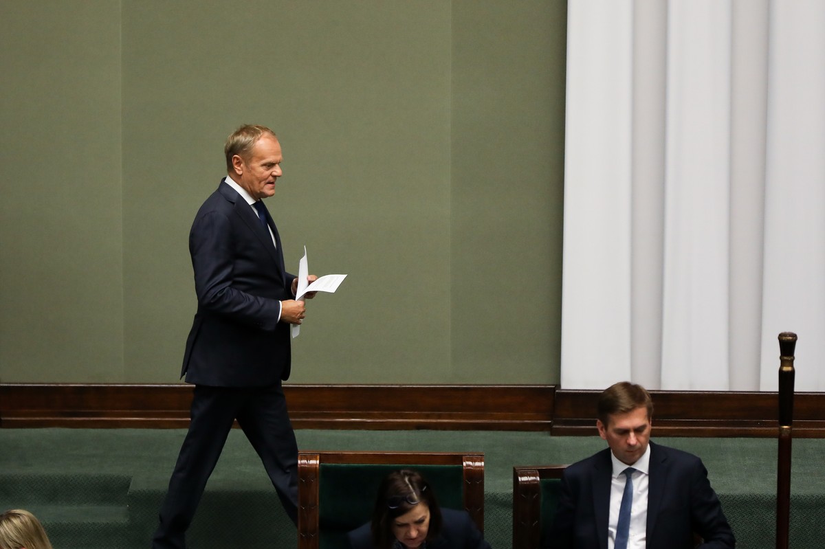 Czy Donald Tusk powinien odejść? Polacy zabrali głos [SONDAŻ]