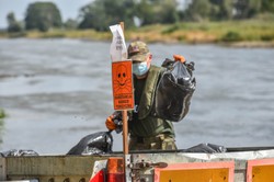 Strażacy odłowili z Odry około stu ton śniętych ryb. Sytuacja powoli stabilizuje się