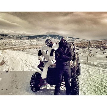Nálunk nincs fehér karácsony, de Coloradóban Taylor Swift és Calvin Harris nagy hókalandokat élnek át.
