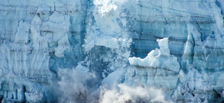 Arktyczny lodowiec topnieje coraz szybciej
