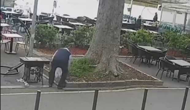 Muškarac krade kamenje iz kafića