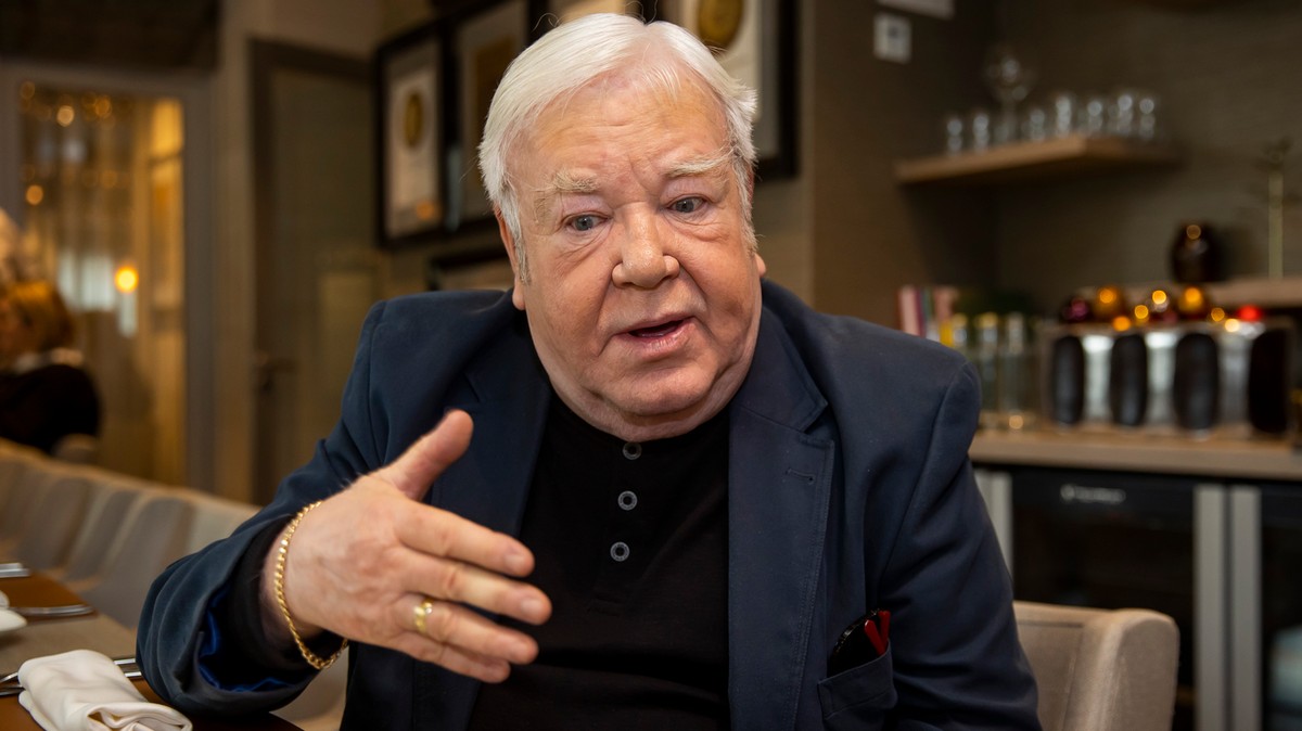 „A friss hányástól kezdve, ahova beültettek… és ott ültünk két órán keresztül” – Széthányt repülőre ültették Gálvölgyi Jánost, vállalhatatlanok voltak a körülmények