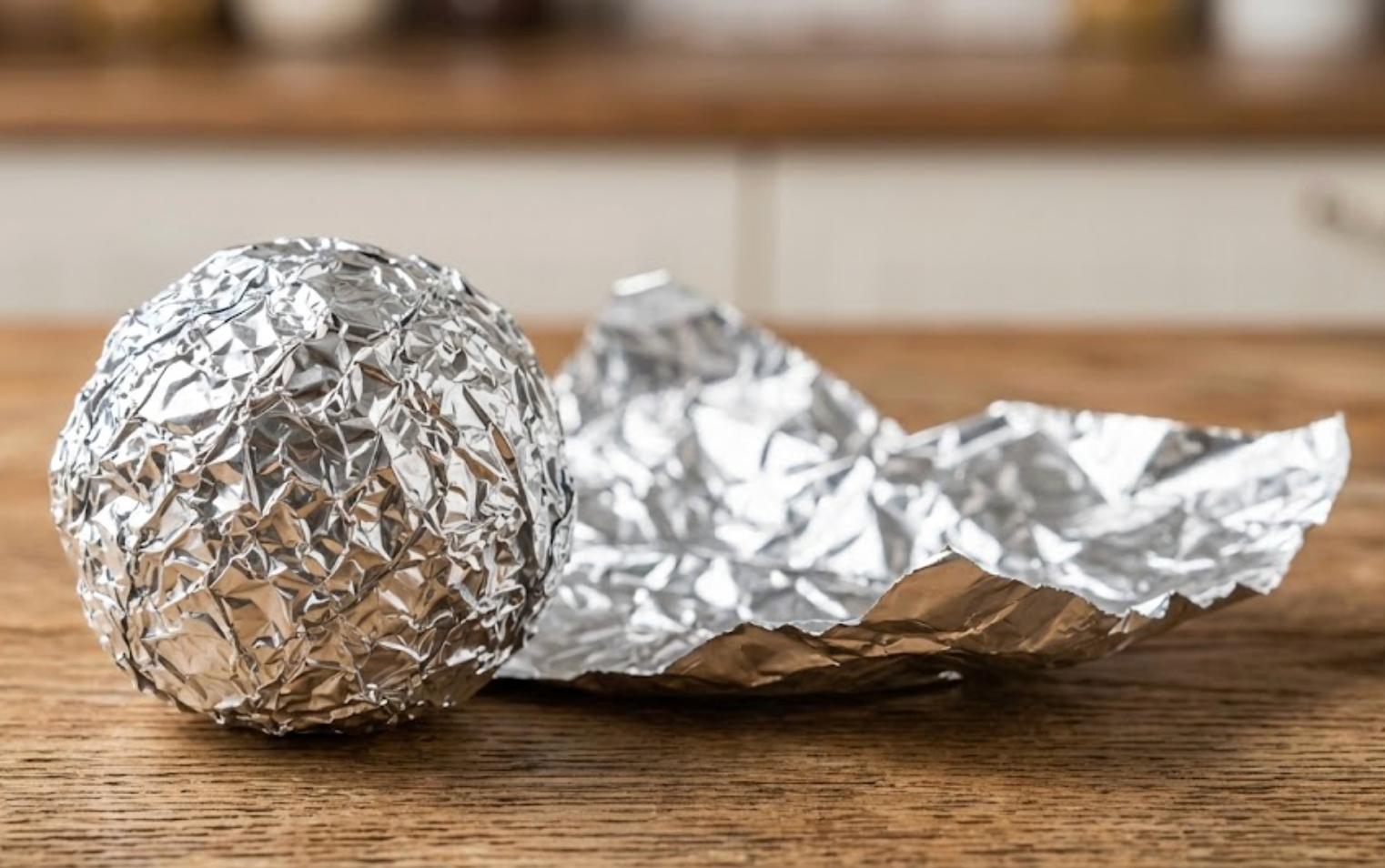 Vedeli ste? Je úplne jedno, ktorou stranou alobalu jedlo prikryjete, obe fungujú rovnako.