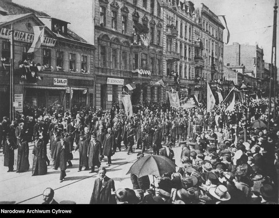 Obchody święta 3 maja w przedwojennej Polsce - zdjęcie pochodzi z archiwów Narodowego Archiwum Cyfrowego