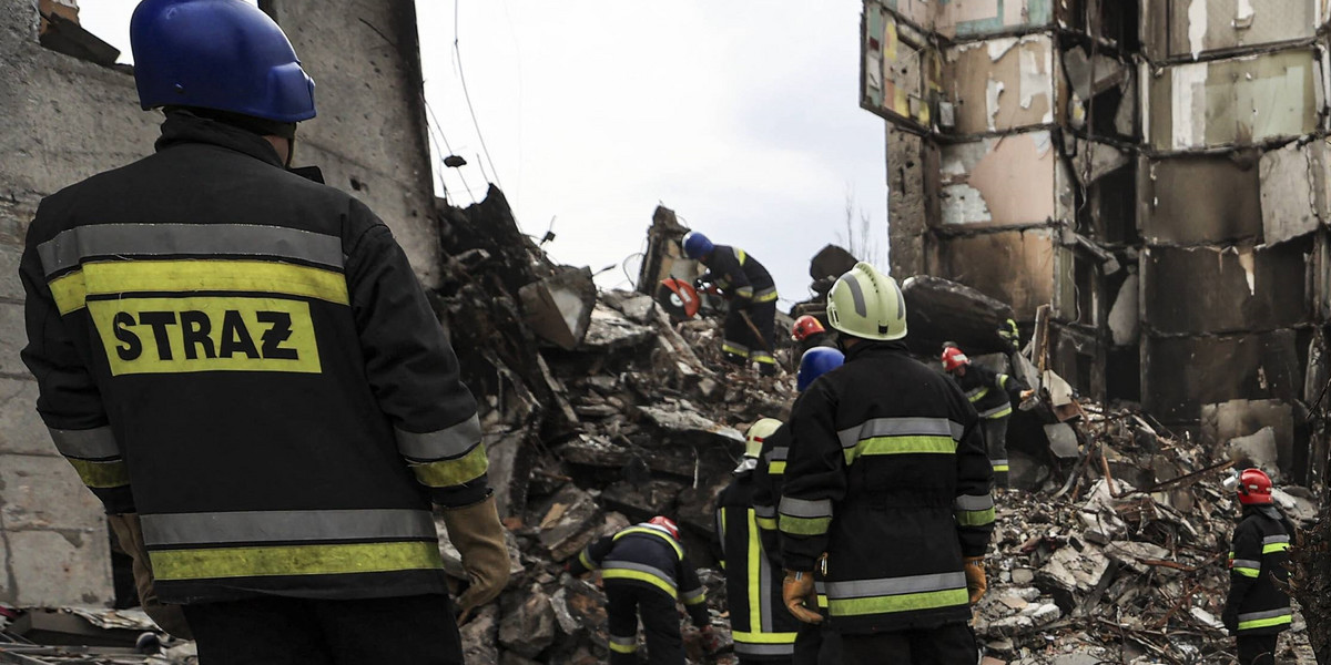 Borodzianka. Ukraińcy w polskich strojach odgruzowują miasto.