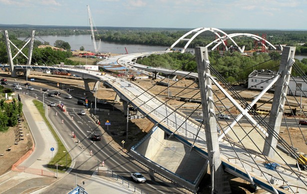 W niedzielę 19.05 rozpoczął się transport drugiego łuku mostu w Toruniu. Ważący 2,7 tys. ton łuk w ciągu 18 godzin przepłynął drogę 800 metrów. To dwa razy dłuższy odcinek, niż ten, który w marcu musiał pokonać północny łuk mostu. W akcję zaangażowanych było ponad 40 osób.