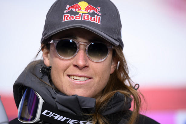 epa10491974 Sofia Goggia of Italy reacts in the finish area during the women's Downhill race at the FIS Alpine Ski World Cup in Crans-Montana, Switzerland, 26 February 2023. EPA/ALESSANDRO DELLA VALLE Dostawca: PAP/EPA.