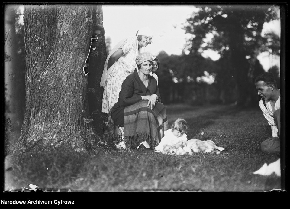 Wakacje w przedwojennej Polsce (na zdjęciu: letnicy w Radziwiłłowie w 1926 r. widoczni m.in.: Zofia Witczak-Witaczyńska (stoi 2. z lewej), Barbara Witczak (dziecko z psem))