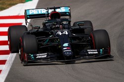 Formuła 1. "Hamilton jeździ we własnej lidze i pewnie zmierza po tytuł"