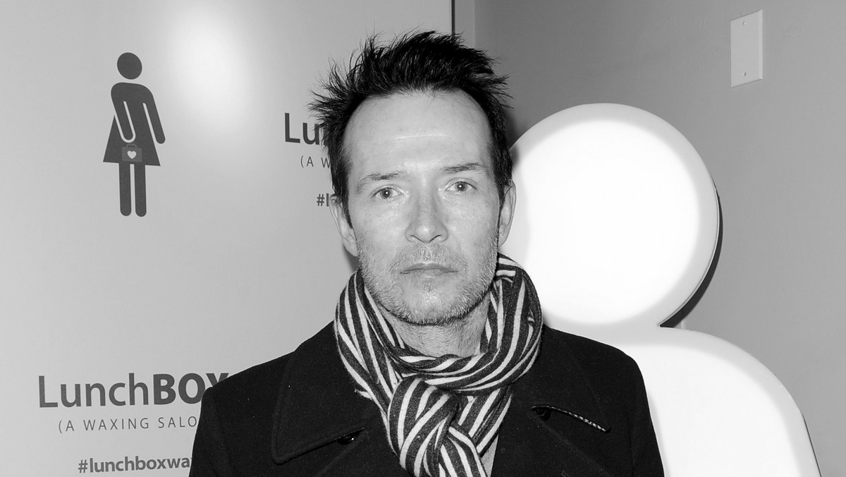 Scott Weiland, wokalista zespołów Stone Temple Pilots i Velvet Revolver nie żyje. Weiland miał 48 lat. Od wielu lat zmagał się z uzależnieniem od alkoholu i narkotyków. Scott Weiland zmarł we śnie w nocy z 3 na 4 grudnia w Bloomington w stanie Minnesota. Aktualnie koncertował ze swoim zespołem The Wildabouts.