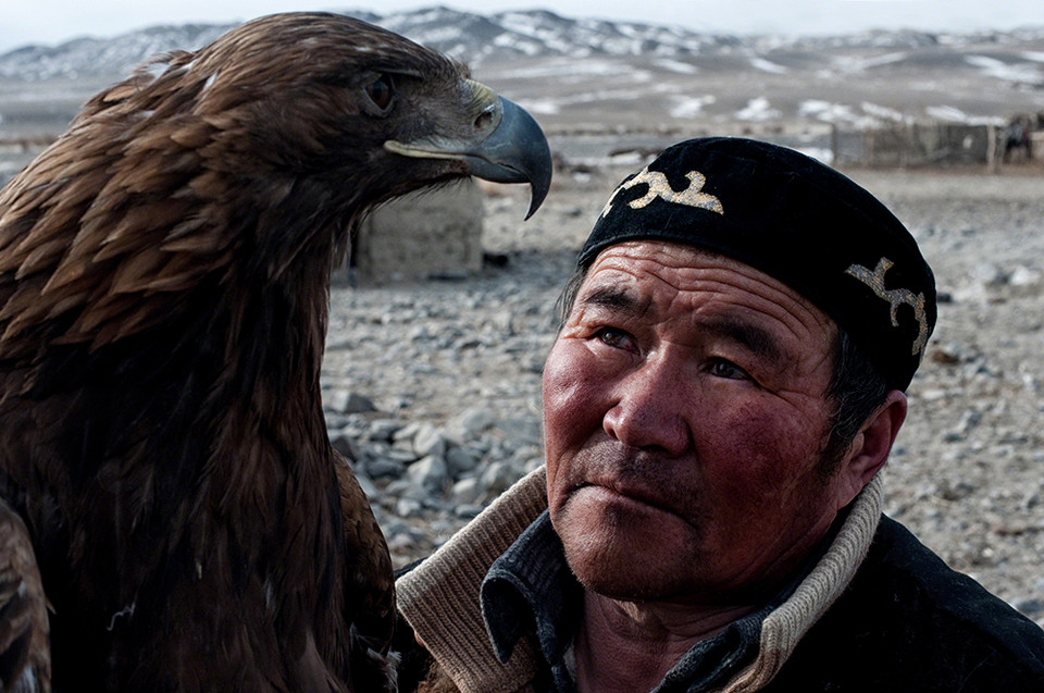 II miejsce w kategorii Vanishing &amp; Emerging Cultures (pol. Zanikające i kiełkujące kultury): Simon Morris, Wielka Brytania -Myśliwy z orłem, region Alti, zachodnia Mongolia