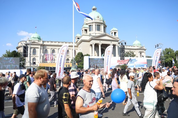 MITING SNS U BEOGRADU Građani pristižu ispred Skupštine, počeo muzički program: Bajkeri krenuli ka parlamentu, a Vučić ovako pozvao na skup (FOTO, VIDEO)