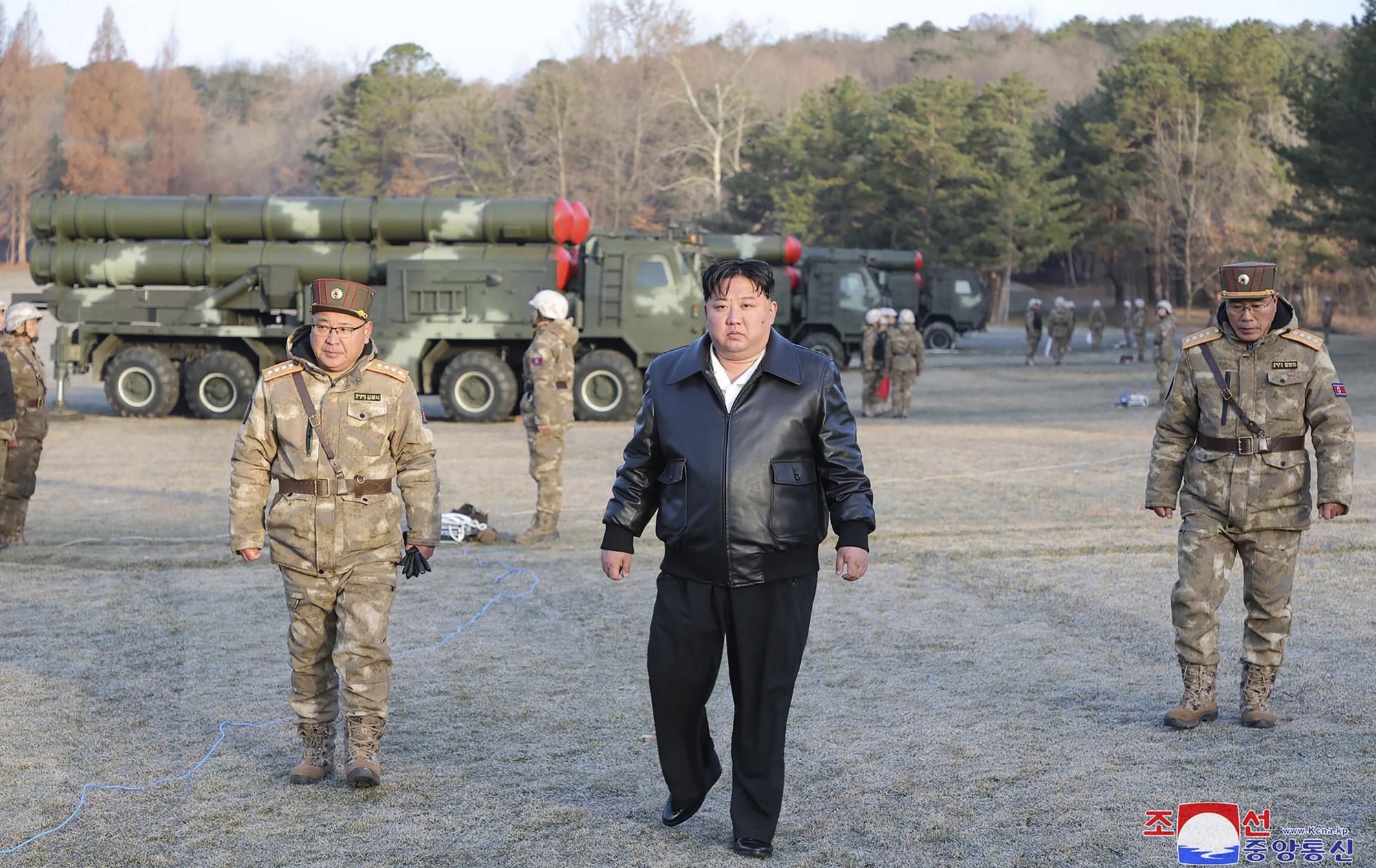Severokórejský vodca Kim Čong-un dohliadal na sériu palebných cvičení delostreleckých jednotiek na západe krajiny.