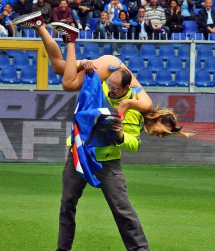 Półnaga kibicka Sampdorii przerwała mecz w Serie A