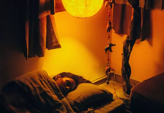 Zasypiasz przy świetle czy bez? Ten szczegół ma ogromny wpływ na twoje zdrowie