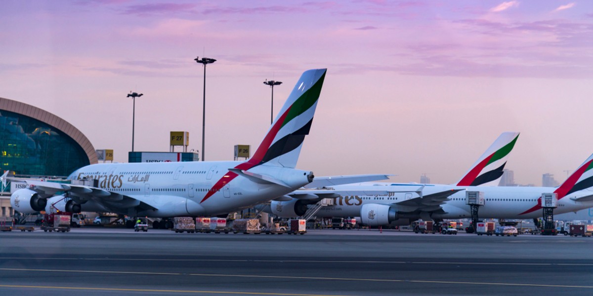 Airbus A380 to największy pasażerski samolot na świecie i flagowa maszyna linii lotniczych Emirates, które dysponują jej największą flotą, liczącą ponad 100 samolotów A380