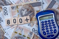 Nie wszyscy o tym wiedzą. Czy można pobierać 800 plus na dorosłe, uczące się dziecko?
