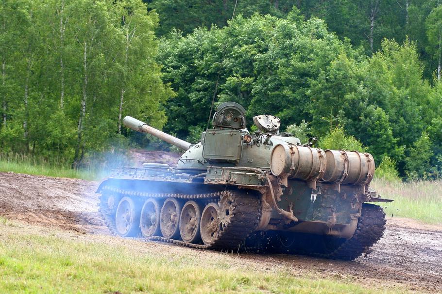 Wojnie Rosji z Ukrainą coraz większą rolę odgrywają przestarzałe czołgi odziedziczone w spadku po ZSRR. Obie strony konfliktu znajdują dla nich kreatywne zastosowania. fot. Adam Hauner (CC BY-SA 4.0)