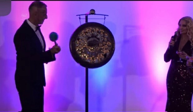 Marianna Ďurianová otvára s predsedom parlamentu Richardom Rašim druhý ročník Podjavorinského plesu.