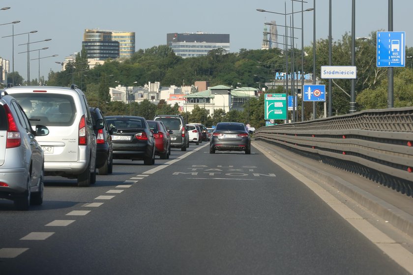 Dyrektor od Błaszczaka limuzyną rozwozi dzieci i łamie prawo!