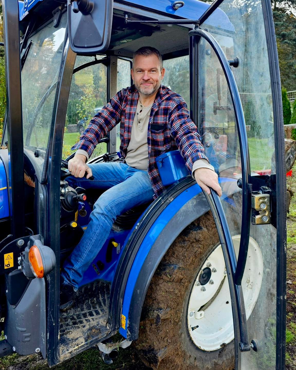 Pellegrini nemá problém sadnúť si do traktora.