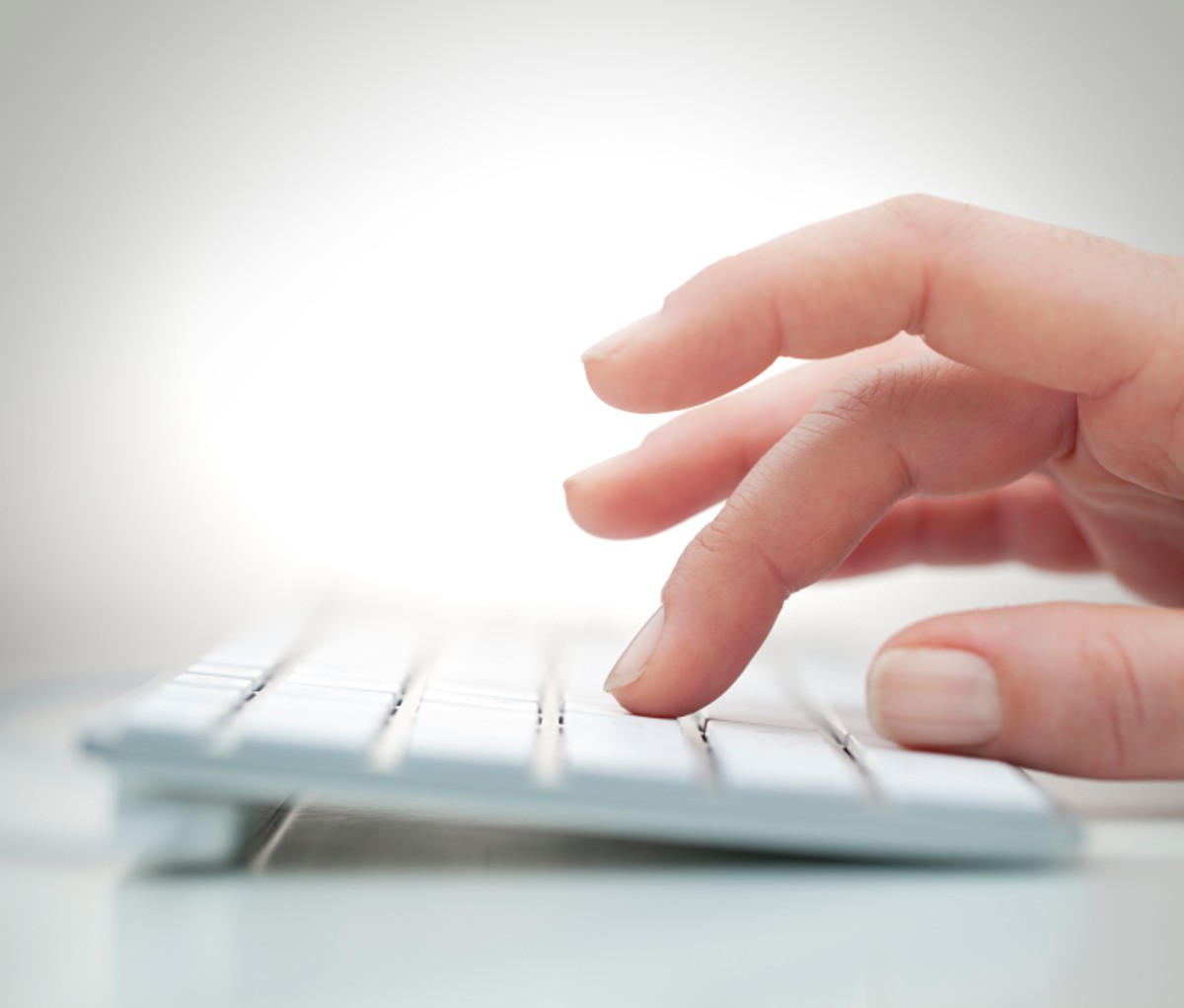 Młodzież często szuka pracy za pośrednictwem internetu, a nie urzędu pracy.