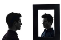 "Życie z nim jest jak relacja z karabinem maszynowym". Jak rozpoznać narcyza?